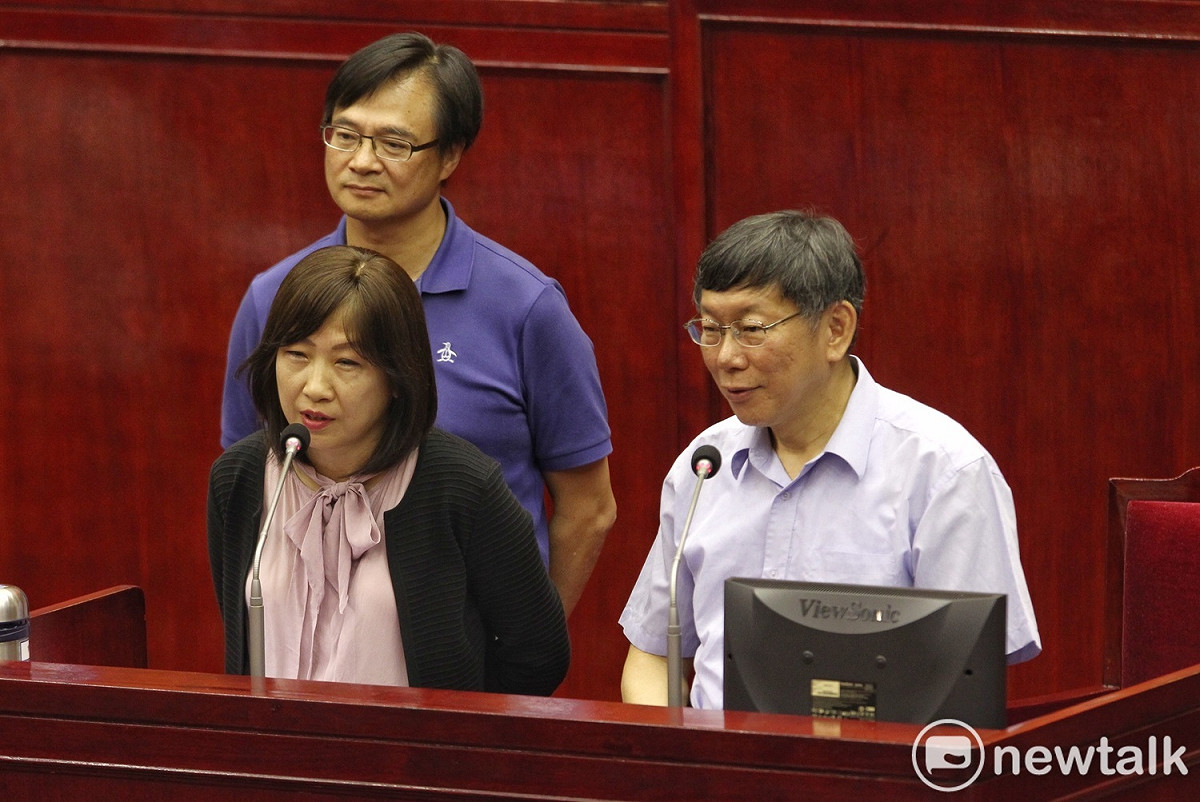 台北市長柯文哲、副秘書長李文英、民政局長藍世聰在台北市議會備詢。 圖：張良一 / 攝
