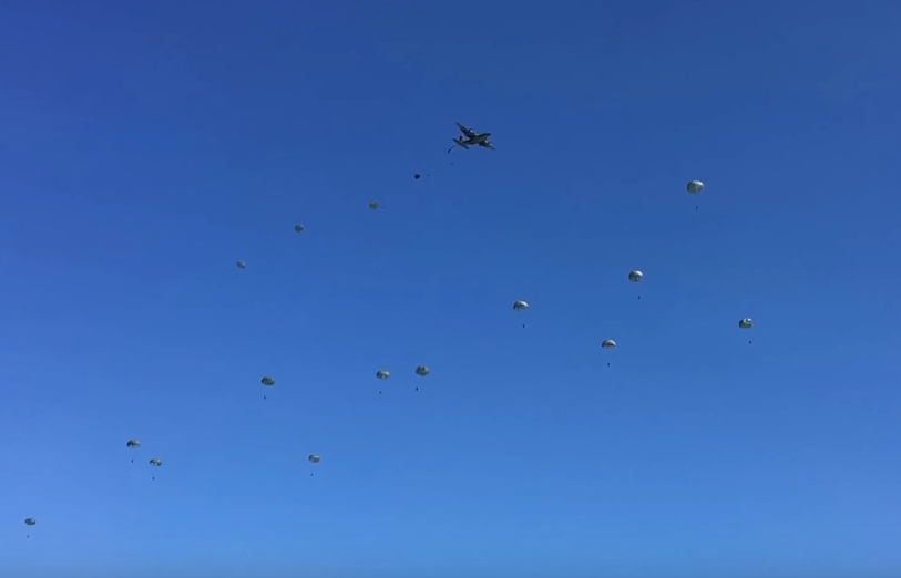 國軍漢光34號演習預演今天上午發生意外，國防部證實，一名26歲秦姓官兵在清泉崗基地實施反空機降預演，並實施空降跳傘時，疑傘具纏繞自空中墜地，墜落地面受傷。(圖僅示意) 圖：截取自Youtube