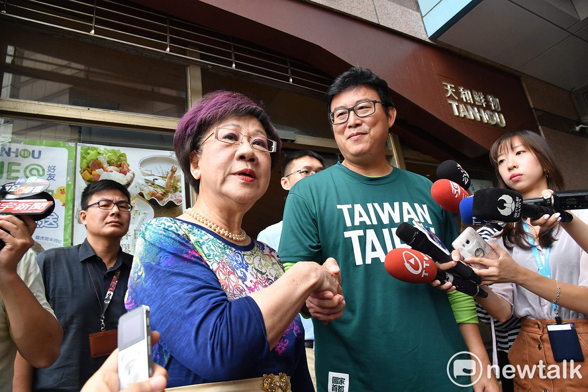 姚文智、呂秀蓮兩人一起離開民進黨中央，並接受媒體採訪。 圖：張良一/攝