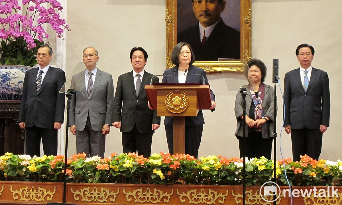 總統蔡英文24日與行政院長賴清德、總統府秘書長陳菊、國安會秘書長李大維、外交部長吳釗燮及陸委會主委陳明通召開記者會。 圖：林朝億/攝