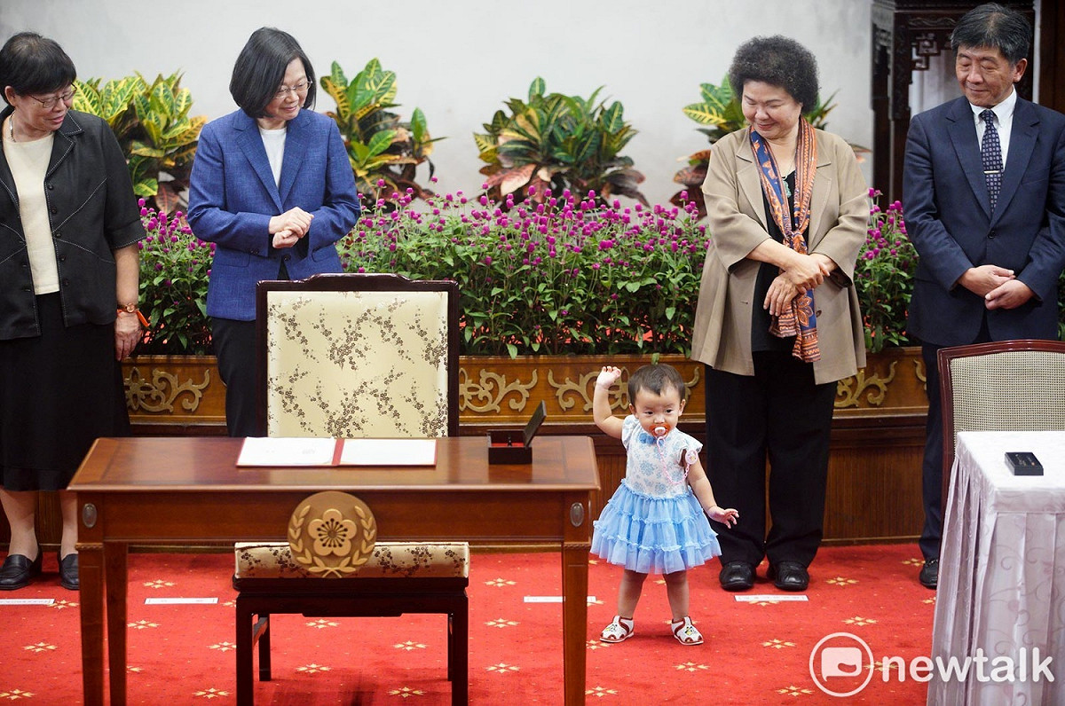 一位小朋友站在蔡英文總統和陳菊秘書長前面，成為全場的焦點。 圖：張良一/攝
