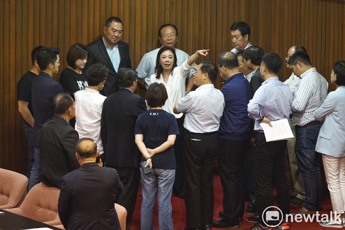 國民黨立委在立院談話會結束後，在議場後方為下午登場的立院臨時會進行沙盤推演。 圖：張良一/攝
