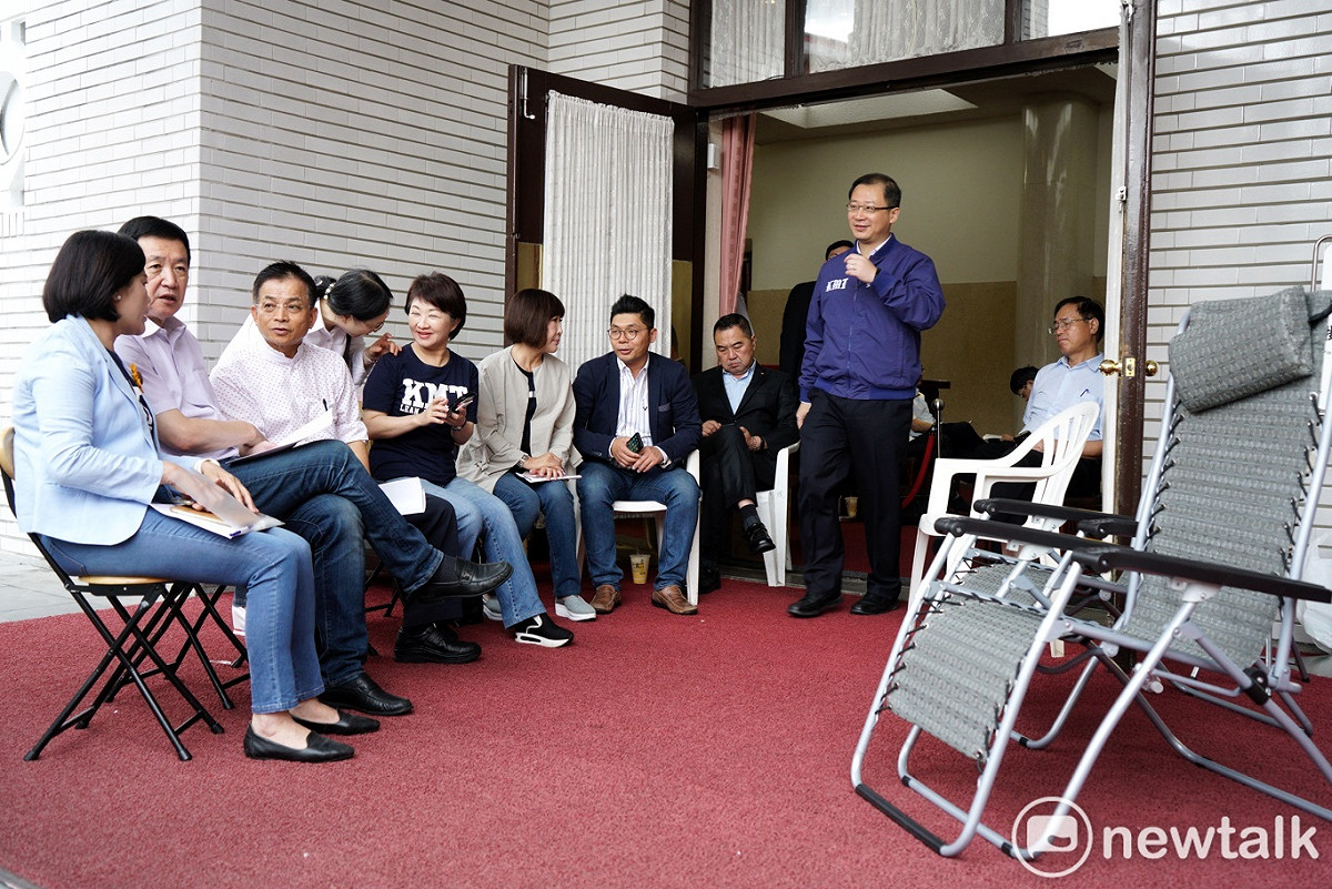 國民黨立委在議場外排隊搶優先遞案權。 圖：張良一/攝