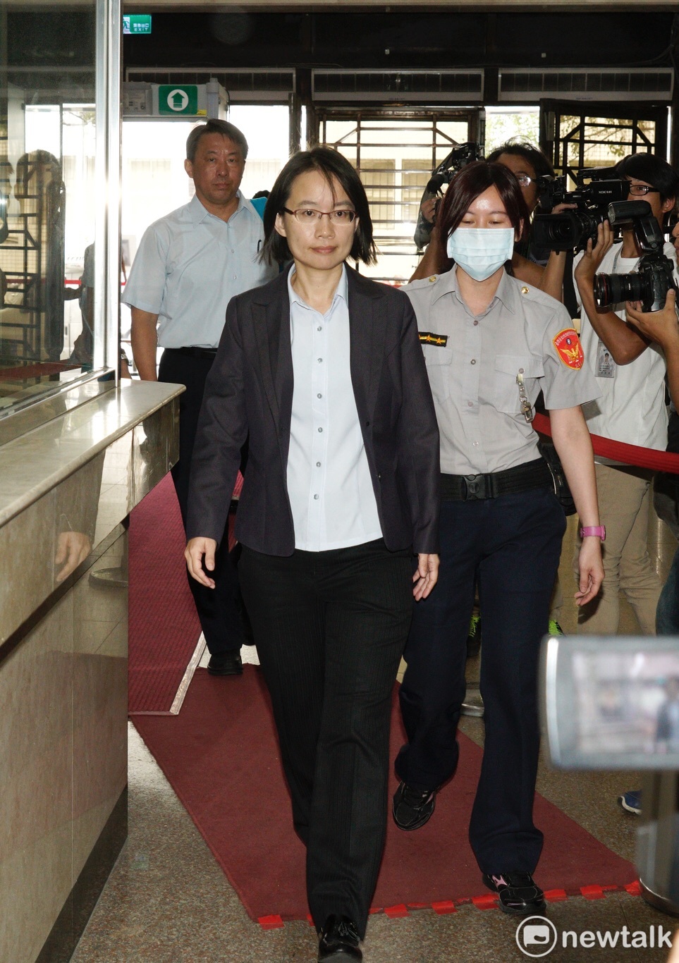 針對贈送殘菜給故鄉社福團體及贈酒給民進黨台北市黨部摸彩兩件事，北農總經理吳音寧今天上午10時30分前往北檢應訊。 圖：張良一 / 攝