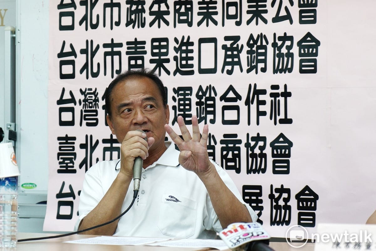 中華民國青果商業同業公會理事長邱進福等七大青果蔬菜公會在北農第一果菜拍賣市場舉行記者會，聲援北農總經理吳音寧，眾人並一起呼喊加油！加油！口號向吳音寧打氣。圖為邱進福。 圖：張良一 / 攝（資料照）