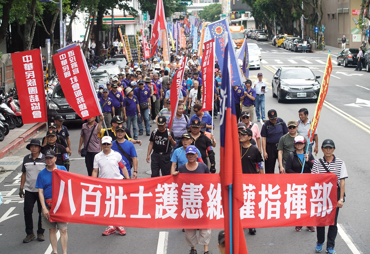 八百壯士繞行立法院遊行。 圖：張良一/攝