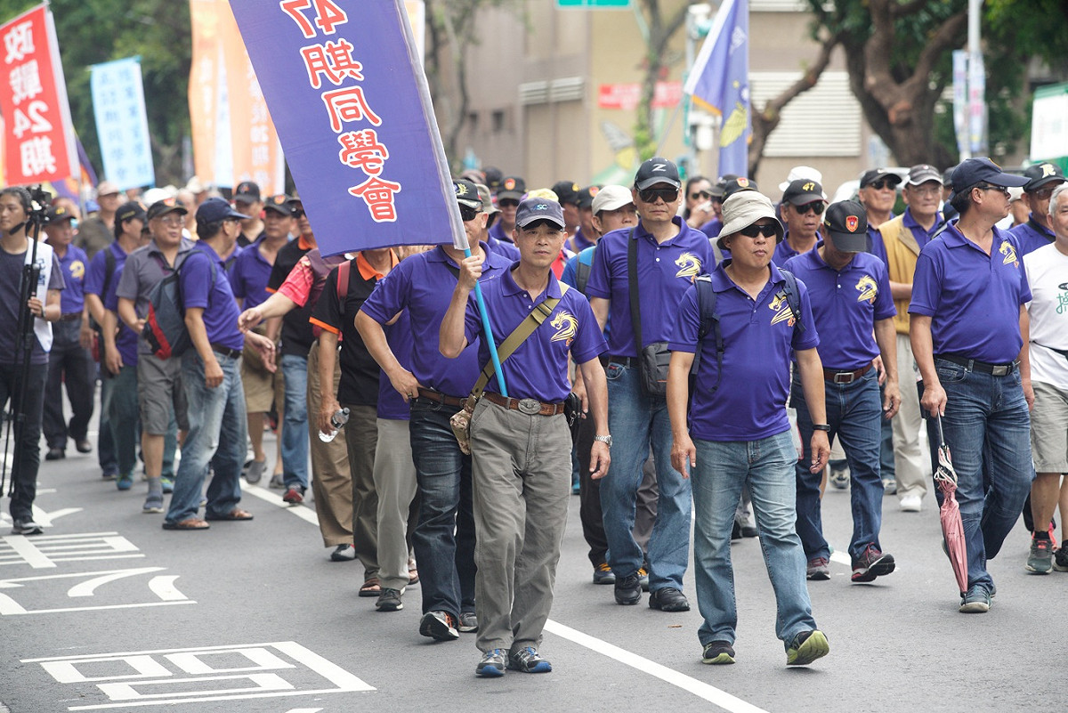 八百壯士繞行立法院遊行。 圖：張良一/攝