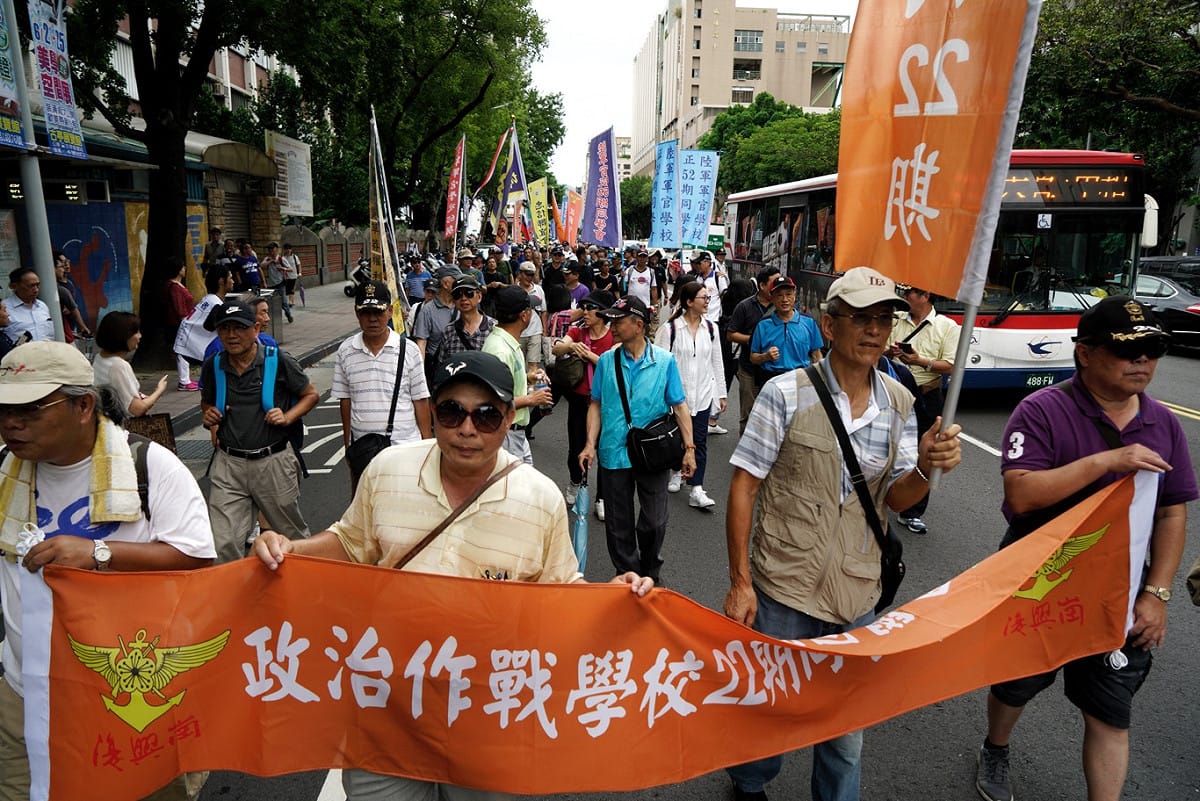 八百壯士繞行立法院遊行。 圖：張良一/攝