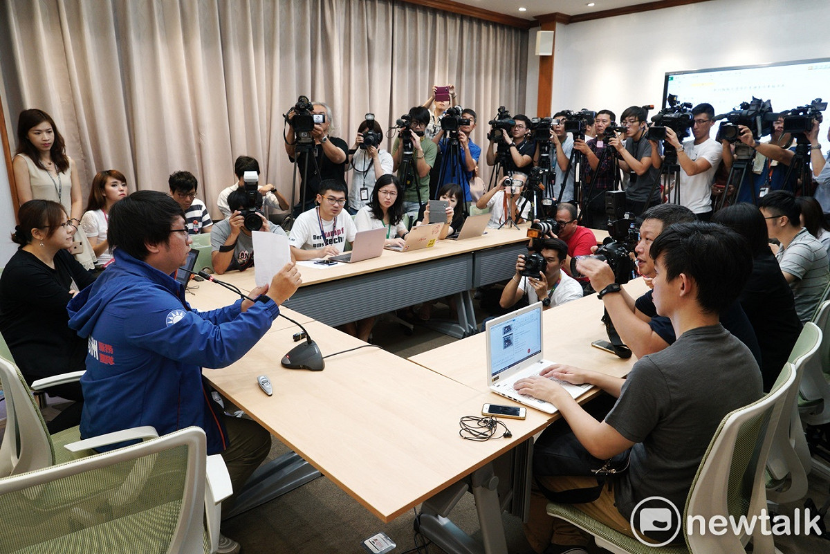 國民黨立委林為洲辦公室上午公佈林為洲對楊文科民調，現場擠爆了大批欲採訪林為洲的媒體，但林並未現身引起一陣錯愕，只能電話專訪。林以總支持率58.92%勝出楊文科的42.08%。 圖：張良一/攝