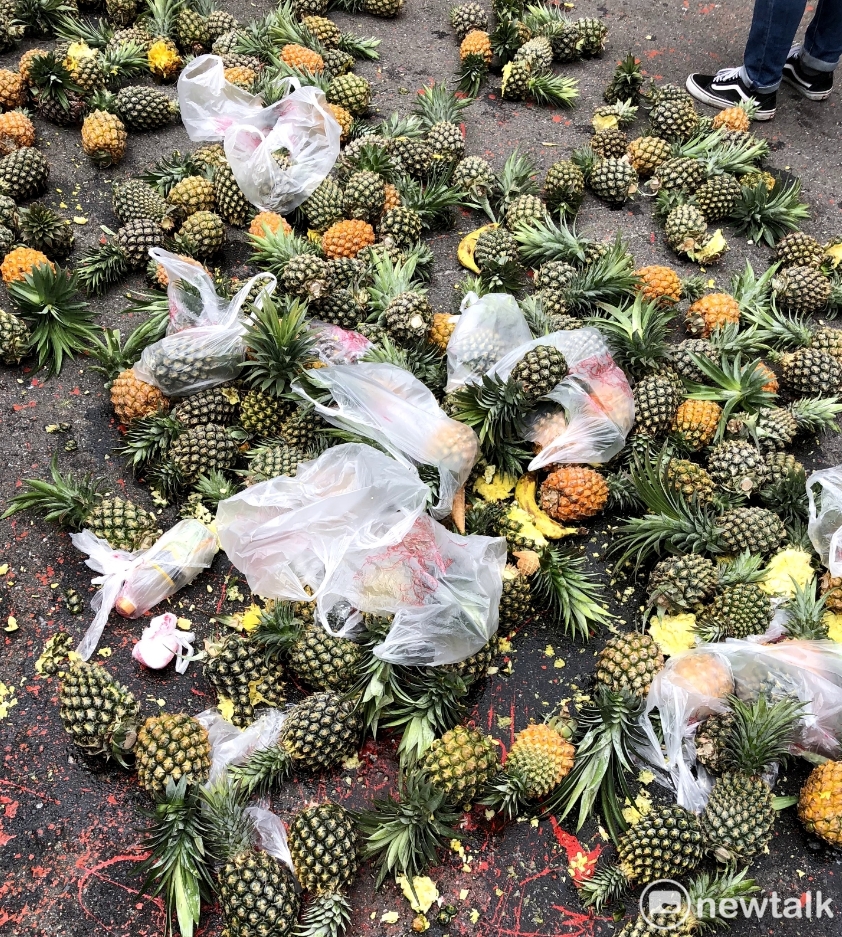 熟成的鳳梨，因為價格大跌，導致血本無歸，這些鳳梨被鳳梨農拿來向政府抗議，鳳梨汁灑滿地。 圖：張元誠、聶良恩/ 攝