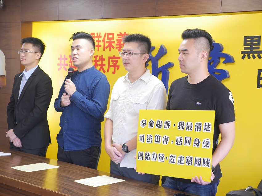 新黨青年軍，左起為侯漢廷、王炳忠、林明正；今天到中華奧會辦公室外，替姚元潮加油打氣。 圖：聶良恩／攝