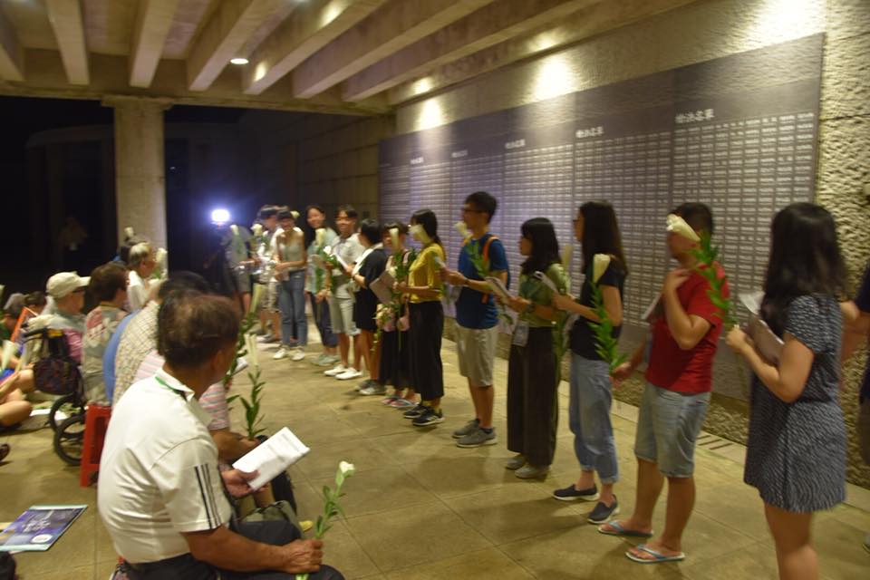 陳文成基金會在綠島舉辦的人權體驗營，學生門手持百合花紀念，這裡被關的政治犯，有不少被槍殺，有不少死在這裡，不過他們的理想不會被年輕人忘記。 圖：邱萬興/攝