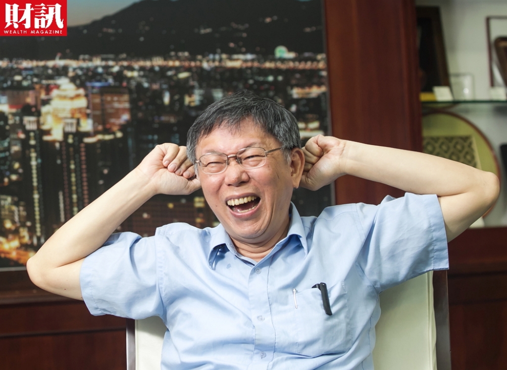 柯文哲日前接受《財訊》專訪，大談各種話題與人物，他自喻為瘋子，諷民進黨養虎為患，也透露大巨蛋案兩週了將有個了結，甚至還暗批前朝「藏富於民」，許多條文看來都怪怪的。 圖：財訊/提供