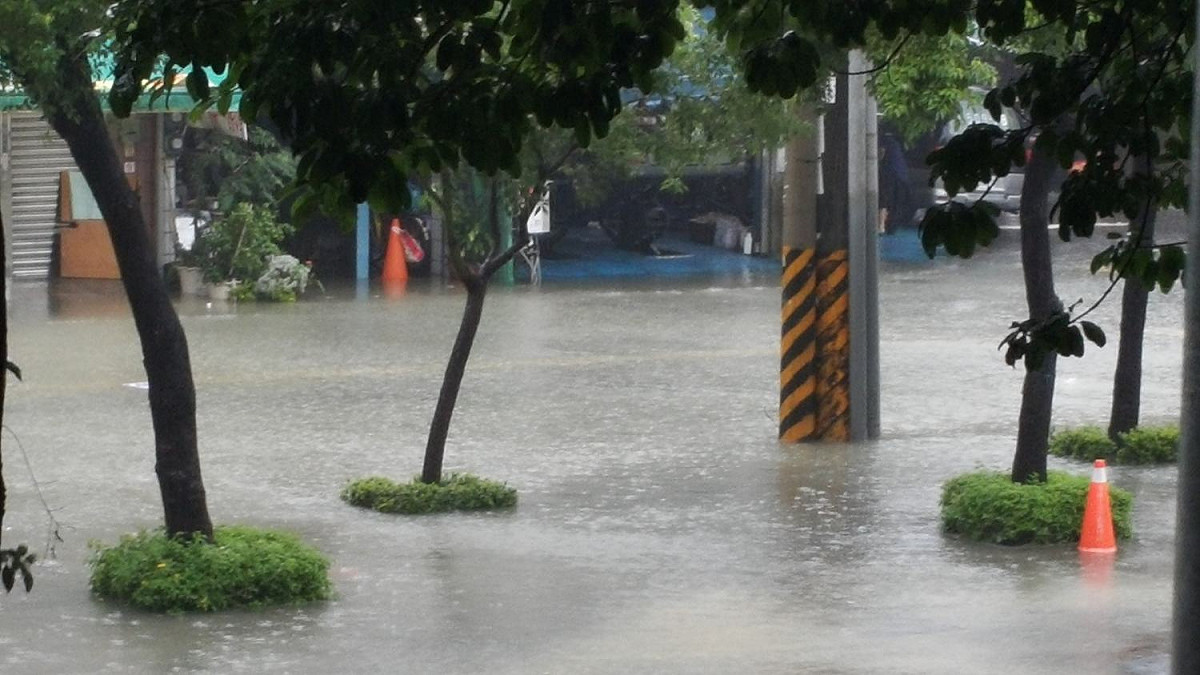 受熱帶性低氣壓影響，今晨高雄市下起豪大雨，小港、鳳山等地災情嚴重，水淹一度至小腿高度。 圖：翻攝自爆料公社