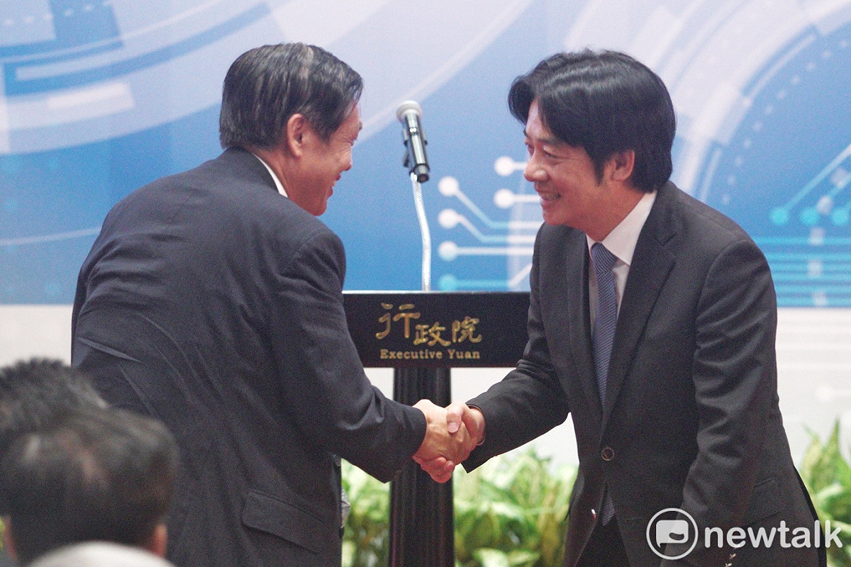 行政院長賴清德和全國商業總會理事長賴正鎰等商業團體代表座談。 圖：張良一/攝