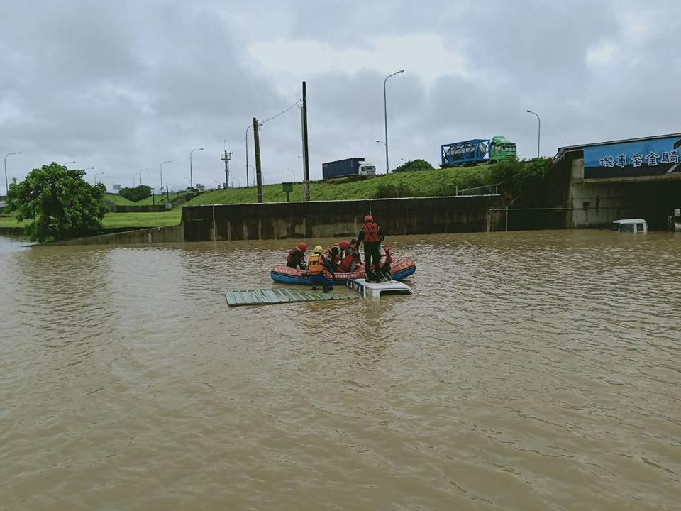 嘉義地區豪雨不斷，多處積水情況嚴重，有駕駛不顧困難在水中奮勇行駛，不過最後仍舊不敵大水慘遭滅頂，所幸被救難人員救出，並無大礙。 圖：翻攝自爆料公社臉書