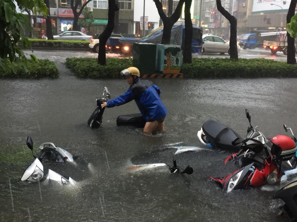 高雄市政府今(24)日在豪雨災害之後宣布，開放民眾申請租稅減免，並提醒民眾要在災後一個月內申辦。 圖：翻攝自爆料公社臉書