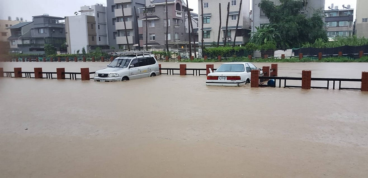 高雄今晨因暴雨狂下，造成不少地區淹水，緊急宣布停班停課，但許多百貨今仍不受豪雨影響，正常營業。 圖：翻攝自爆怨公社臉書