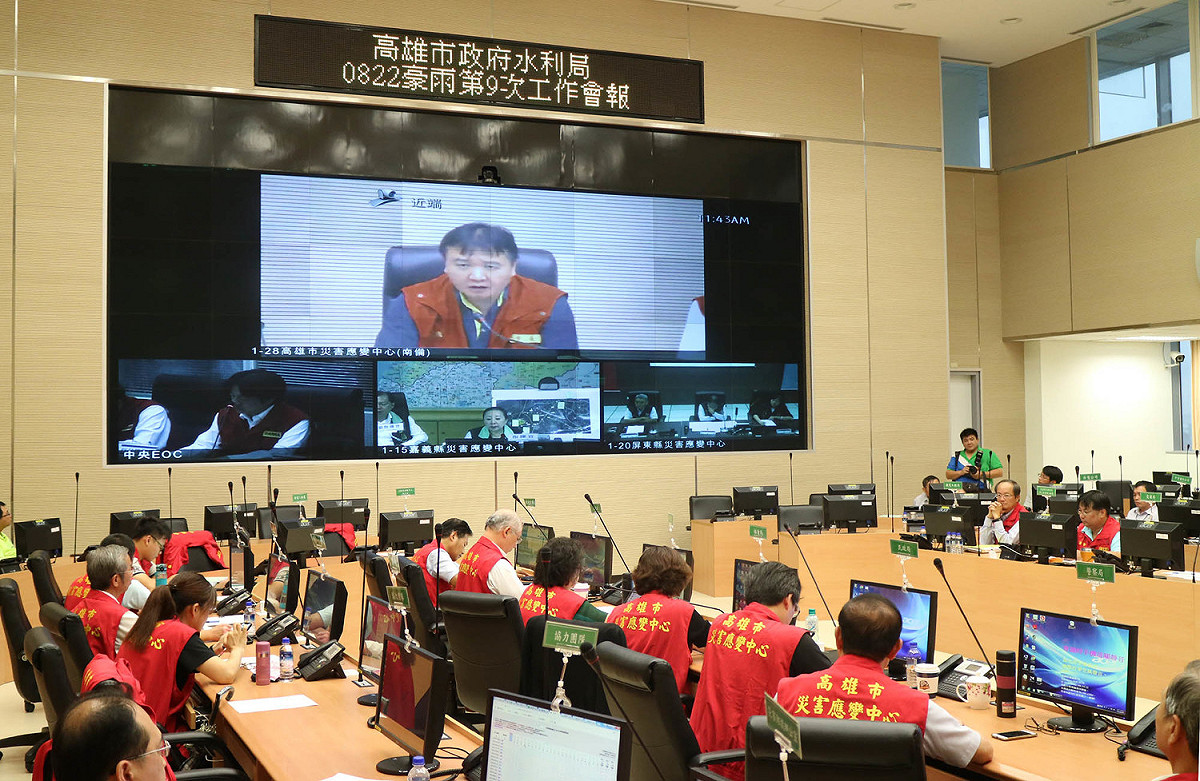 西南氣流帶來暴雨，市長許立明於今（28）日上午召開第九次豪雨工作會議，針對緊急宣布放假一事，他對民眾致上無比歉意。 圖：高雄市政府提供