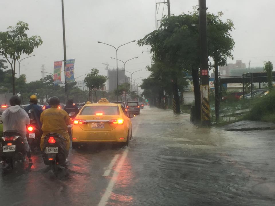中央氣象局於今（8）日17:38分發佈豪雨特報，將北北基與高屏地區提升為豪雨特報。 圖：翻攝自爆怨公社臉書