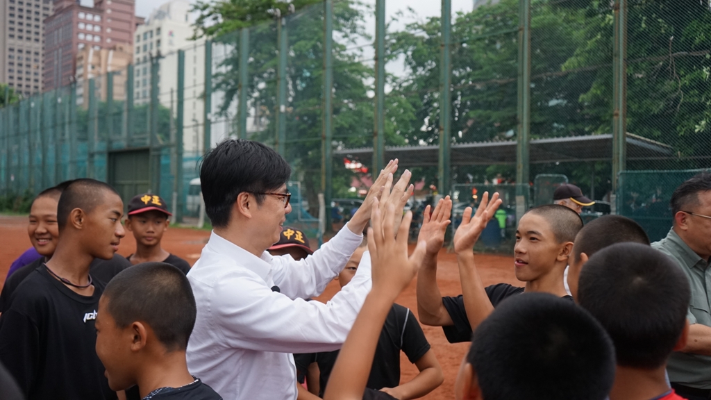 高雄是台灣體育的重鎮，陳其邁為遠征的中正國小少棒隊打氣，也提出以「運動新經濟」，為高雄創造百億產值，帶來觀光人潮及更多就業機會。 圖:陳其邁辦公室提供