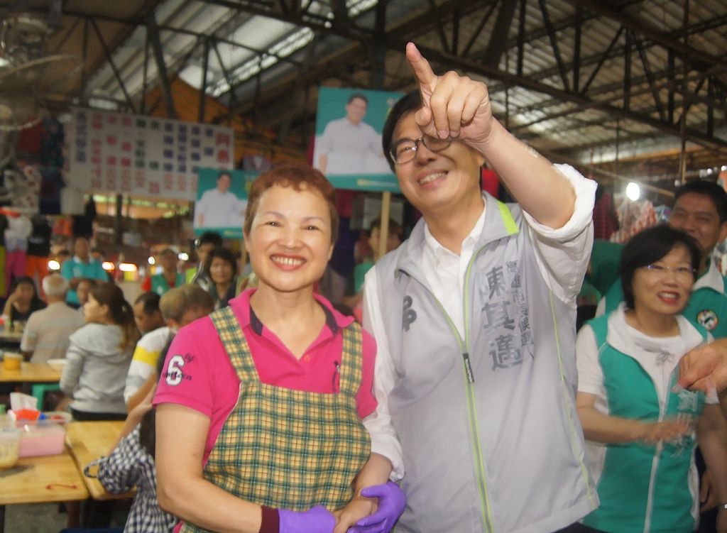 陳其邁到左營掃街，受到攤商和民眾的熱烈支持，他說，市場是和民眾生活最貼近的地方，未來會加速推動市場整建，給市民更好的生活品質。 圖:陳其邁辦公室提供