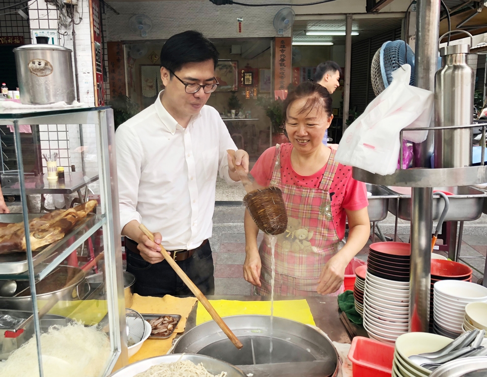 走訪高雄大街小巷，陳其邁也喜歡品嘗各地美食，而街坊小吃更是與市民生活最接近、最有溫度的地方。 圖:陳其邁辦公室提供