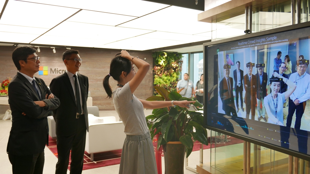 陳其邁初選後陸續拜訪微軟、Amazon等國際大廠，他說，這些國內外知名企業，都看好高雄的發展，認為高雄是極有投資價值的城市，因此我們更應該相信高雄、看好未來。 圖:陳其邁辦公室提供