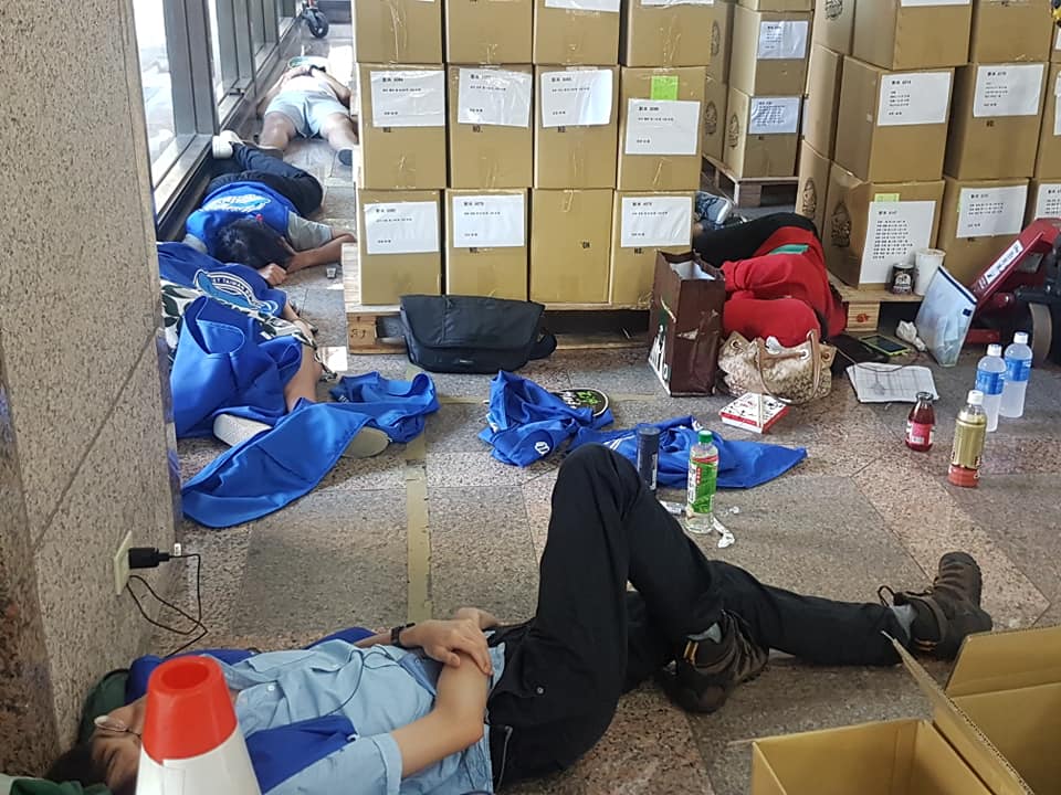 2020東京奧運台灣正名行動小組等團體今（3）日向中選會遞交52萬6688份公投連署書，早已累癱的志工們仍守著連署書，等待中選會點收。 圖：擷取自Chingkai Shen臉書