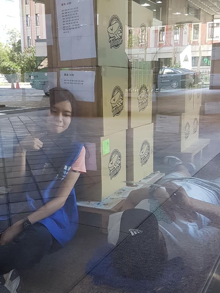 東奧正名連署書逾52萬份，針對近日連署志工們忙碌蒐集連署書，黃國昌與紀政齊對正名公投志工表達感謝。 圖：擷取自Chingkai Shen臉書