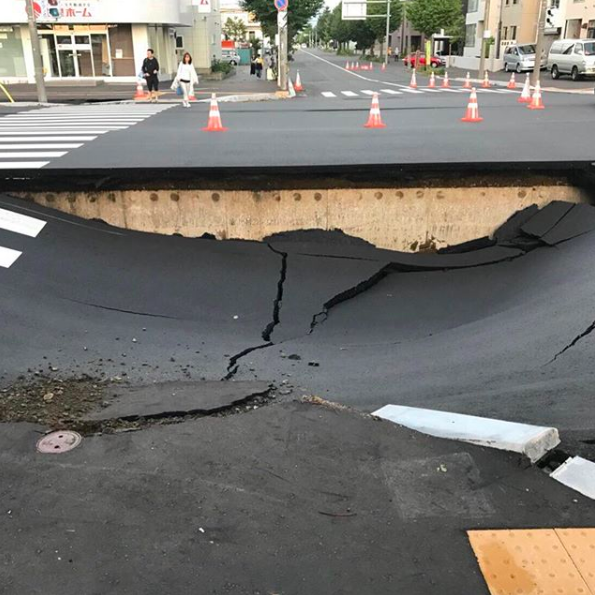 道路坍塌停電中，北海道許多商店因地震災情休業。 圖：翻攝Instagram