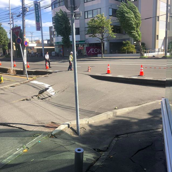 日本網友拍攝下家裡附近道路坍塌的照片。北海道目前多處道路坍塌，交通不便。 圖：翻攝Instagram
