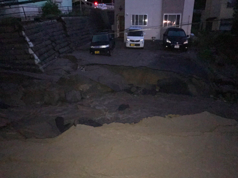 日本網友拍下自家窗外的景象。北海道道路因受到地震災害，多處土壤液化，急需搶救。 圖：翻攝推特