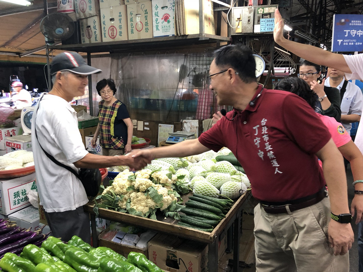 丁守中今（６）晨前往第一果菜市場拜票，與蔬果攤商握手致意。 圖：丁守中競選辦公室提供