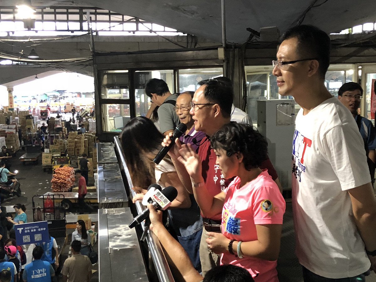 丁守中針對果菜市場改建提出建言，如果她當上市長，會以大家的需求考量為主來改建，並認為現在的市場空間狹小，無法容納足夠攤商。 圖：丁守中競選辦公室提供