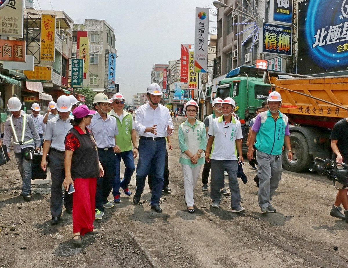 高雄市代理市長許立明今（６）視察草衙二路刨鋪工程時表示，日前受豪雨影響的五千多個道路坑洞已全數填平，另將對120條老舊道路進行全面重鋪。 圖：高雄市政府提供
