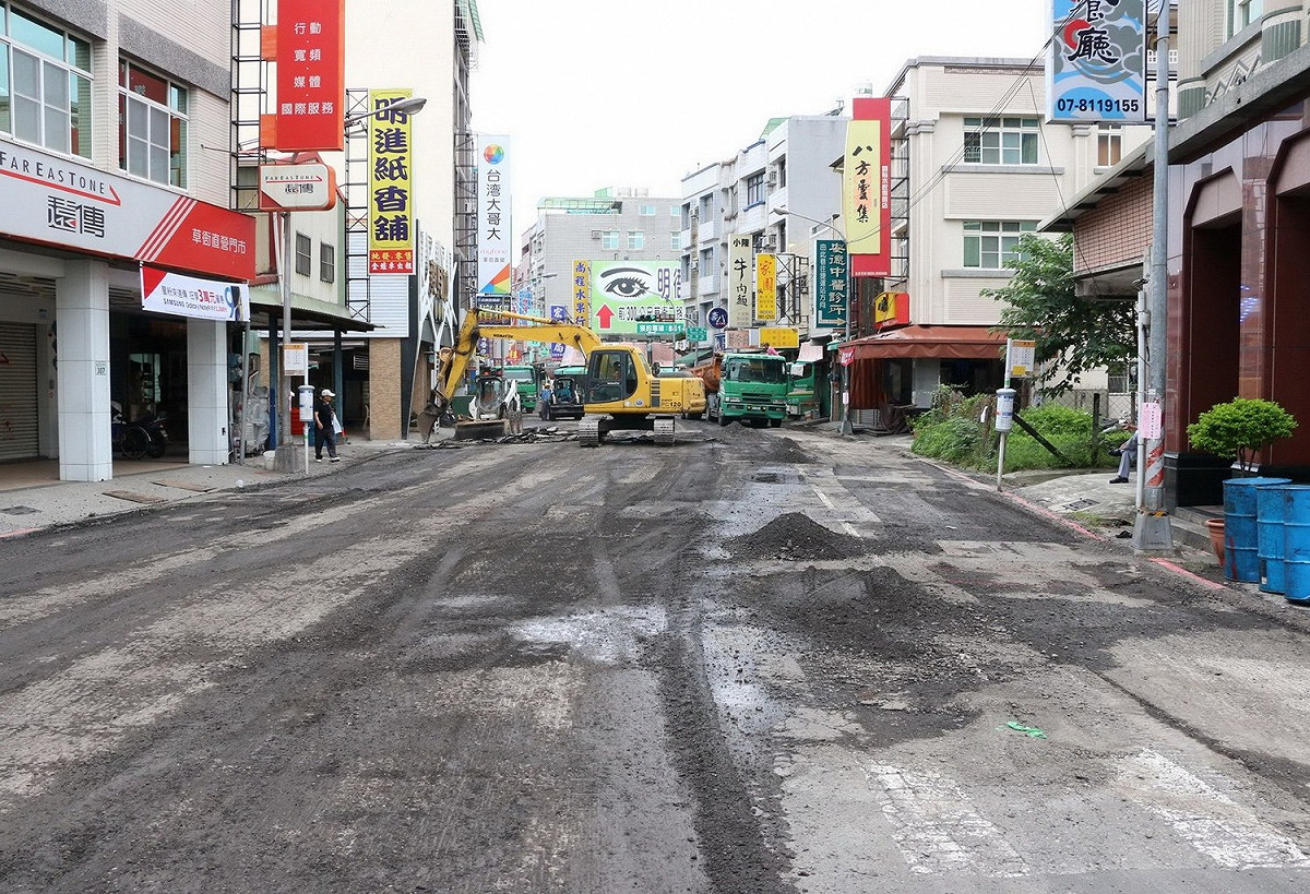 前鎮區草衙二路被列為需重新刨鋪的120條老舊道路之一。 圖：高雄市政府提供