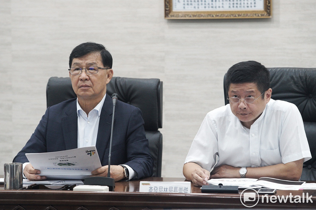 北市工務局長彭振聲（左）、產發局長林崇傑主持北市府農漁市產改建案雙首長會議。 圖：張良一 / 攝