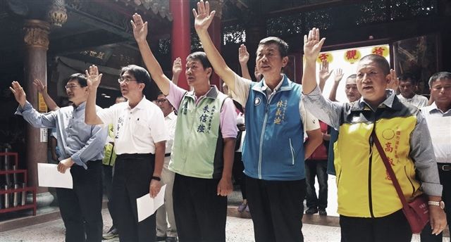 議員參選人在「觀音佛祖」前祈香發誓守護馬頭山。 圖：自救會/提供