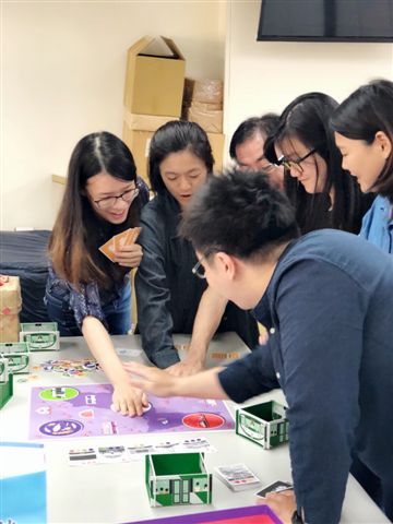「高雄款」臉書小編群今（１０）日搶先進行桌遊開箱試玩 圖：高雄市新聞局提供