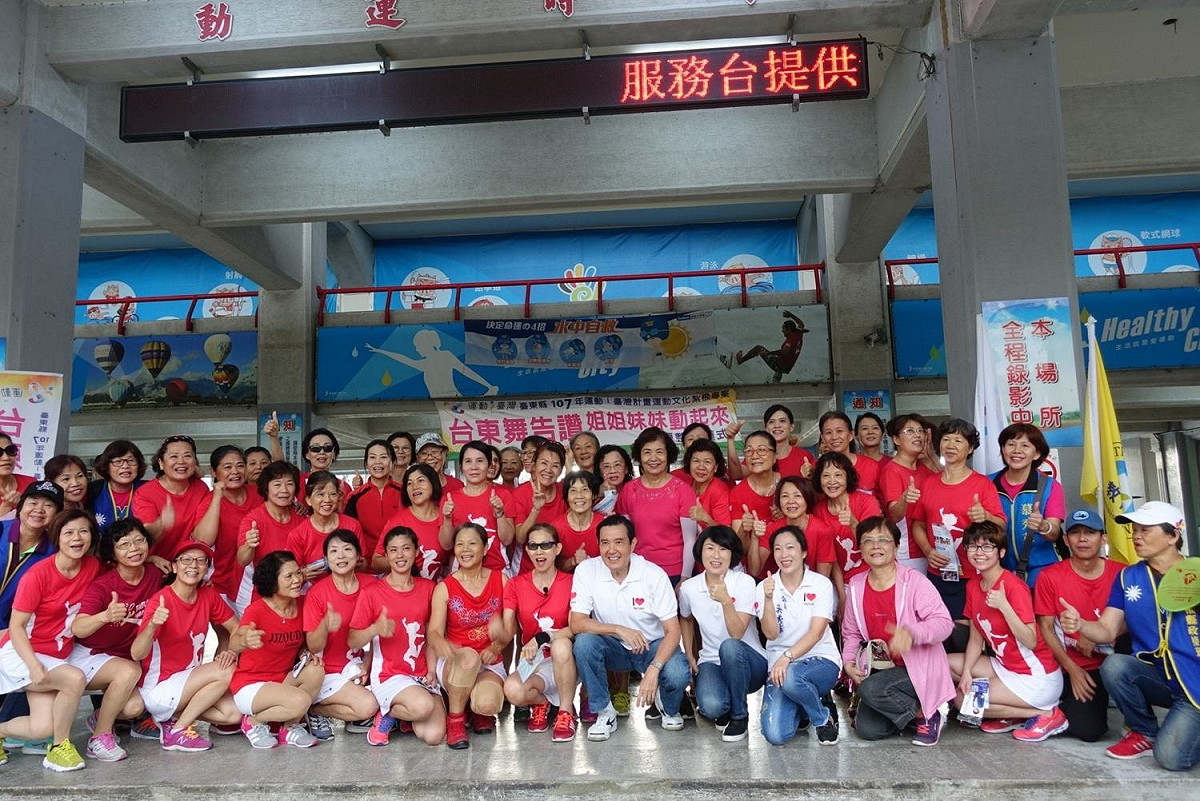 前總統馬英九二度到台東輔選參選縣長的議長饒慶鈴，過程人氣不減，仍受許多婦女歡迎。 圖：擷取自饒慶鈴臉書