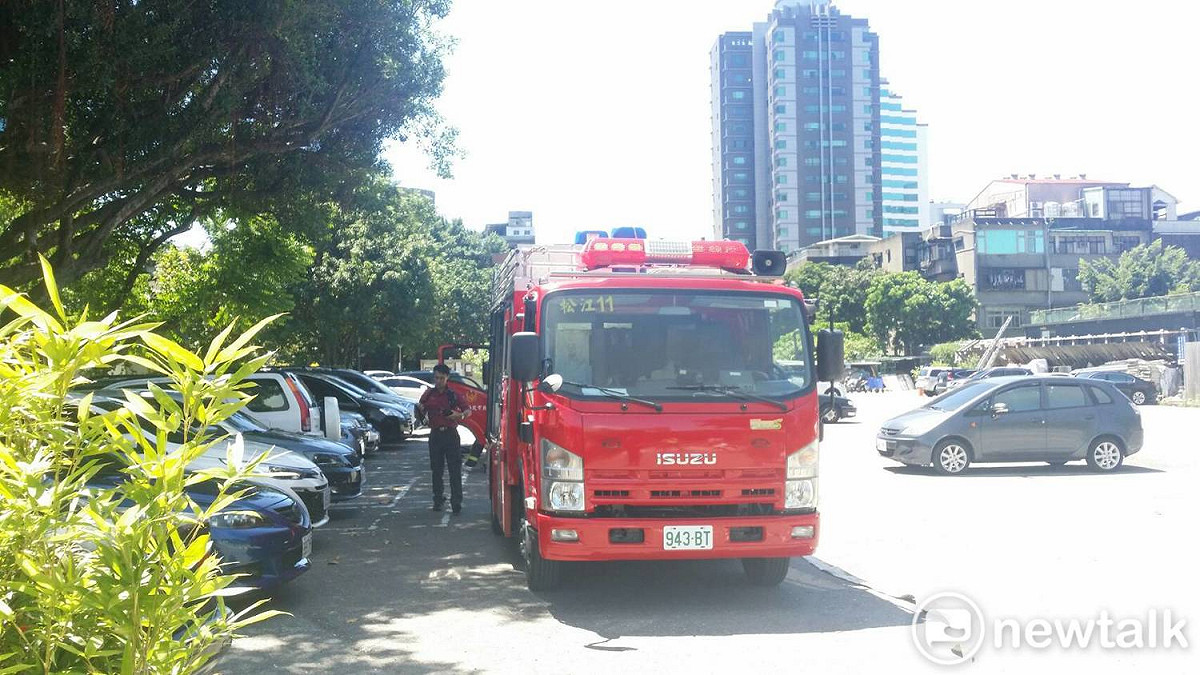 現場出動五輛消防車，一共數十人搶救。 圖：謝步智/攝