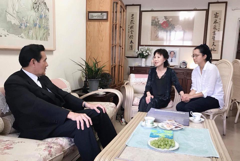 前總統馬英九至楊偉中位於新店的老家致意。 圖：擷取自曾縵雲臉書