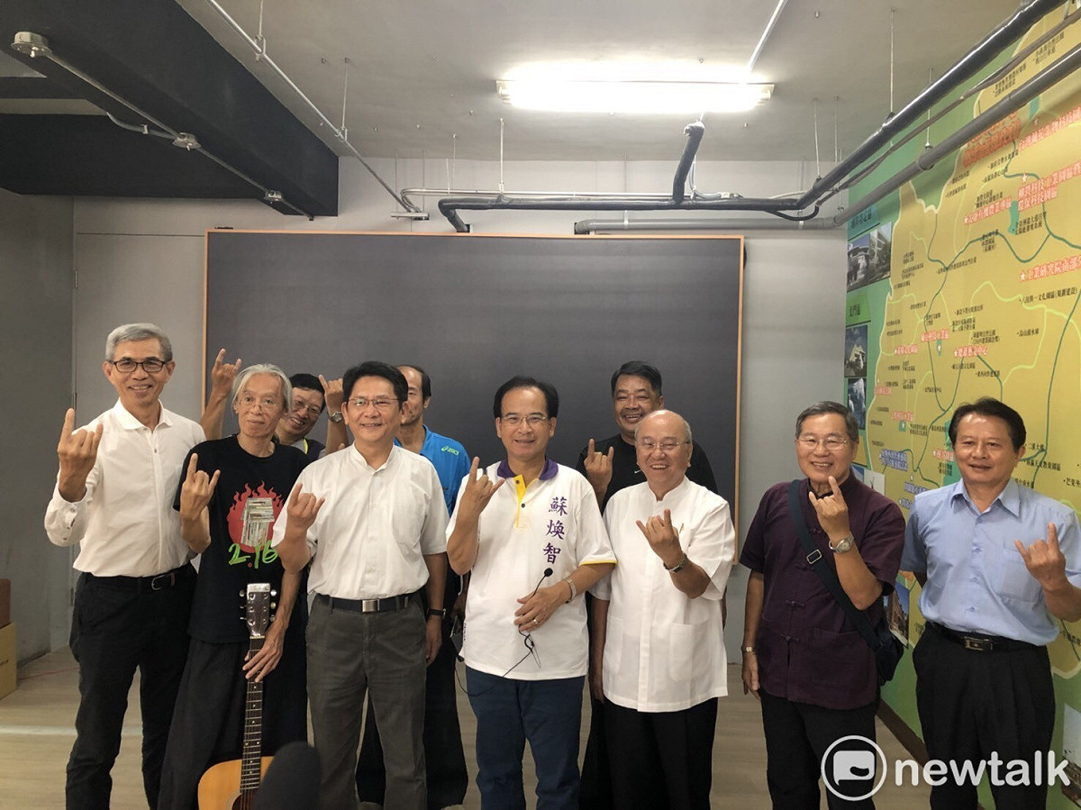 蘇煥智宣佈前台南縣政府秘書長孫重輝、前台南市政府秘書長謝世傑、賴清德市長時代台南市工策會前總幹事王敏行，即日起加入蘇煥智競選團隊。 圖：黃博郎/攝