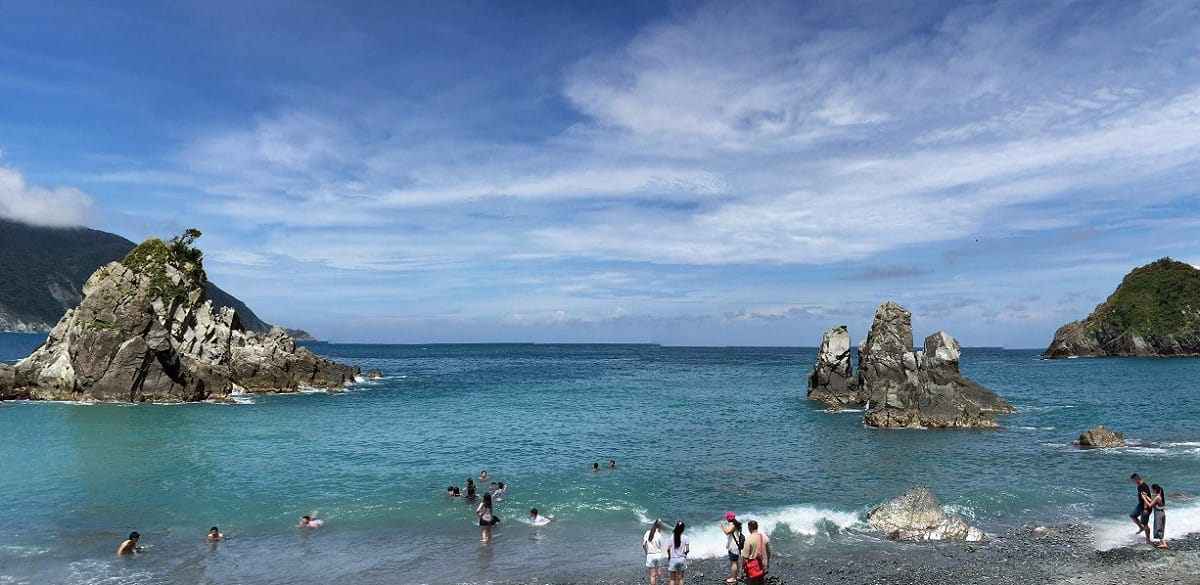 宜蘭縣蘇澳鎮粉鳥林海灘下午傳出意外，一名女性不慎被海浪捲入海中，警消目前仍在搜救當中。 圖：翻攝自Google