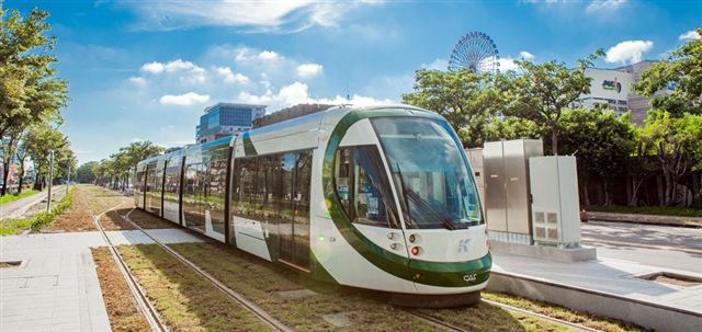 二階輕軌車輛車身外觀延續一階車輛，經優化後內裝更加舒適美觀。 圖：高雄市新聞局/提供