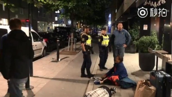 近日中國官媒不斷帶風向，直指陸客於瑞典遭警不當執法，經警方及目擊者還原真相，發現是曾男與其家人搞錯訂房日期，請去後反倒在旅館大鬧，警方只是正常執法。 圖：翻攝自微博 (資料照片)