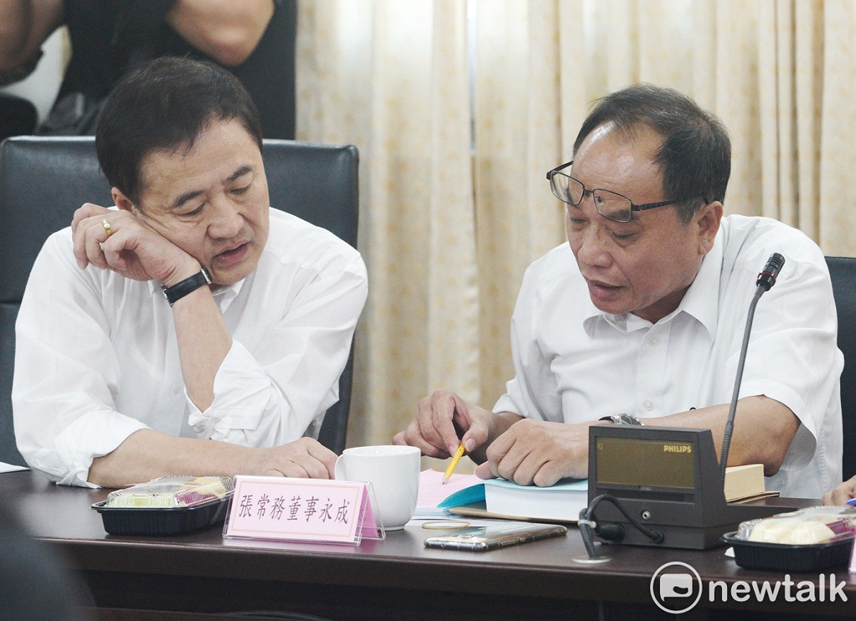 北農董事會。圖為北農董事長陳景峻和常董張永成交換意見。 圖：張良一 / 攝