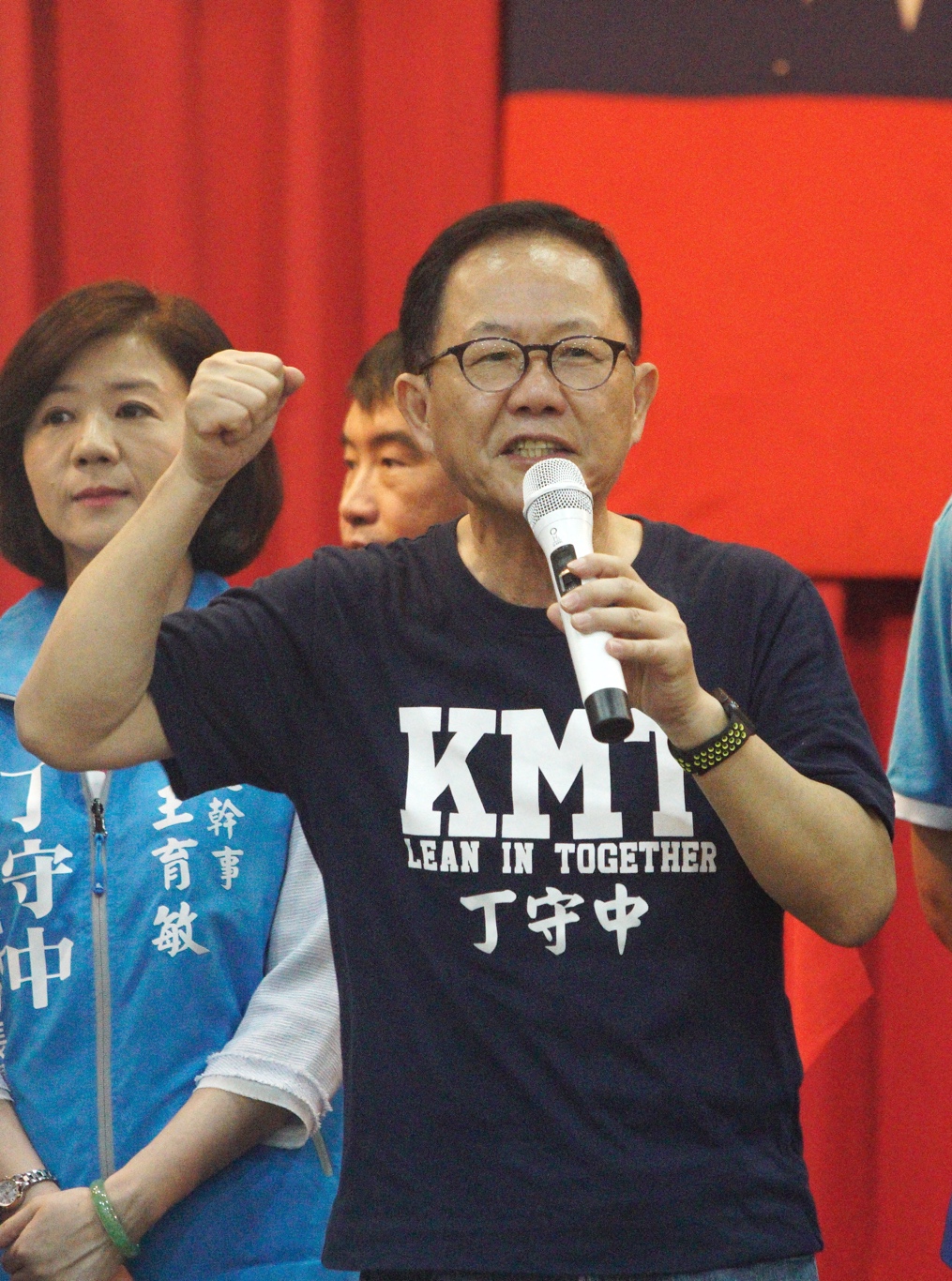 國民黨主席吳敦義與國民黨台北市長參選人丁守中參加退休軍公教警團結誓師大會。 圖：張良一/攝