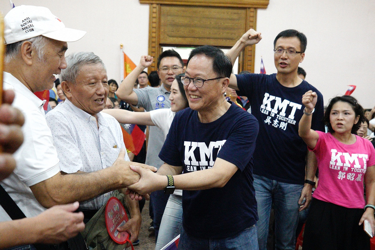 國民黨主席吳敦義與國民黨台北市長參選人丁守中參加退休軍公教警團結誓師大會。 圖：張良一/攝
